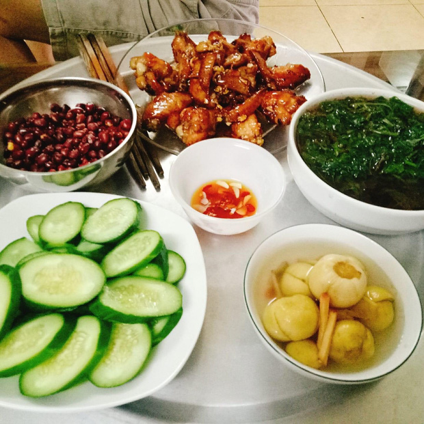 Chỉ mất có vài chục nghìn nhưng những người phụ nữ vô cùng tinh tế khi biết cách đổi vị, trình bày bắt mắt hấp dẫn khiến ai nhìn vào cũng phải ngạc nhiên.