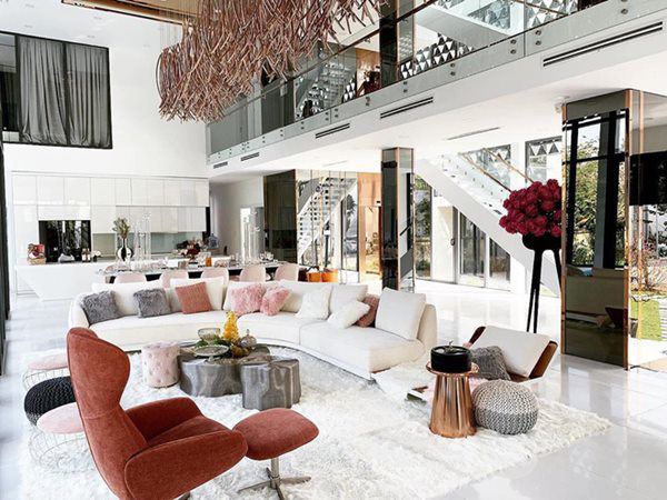 Phòng khách hiện đại rộng như trung tâm thương mại