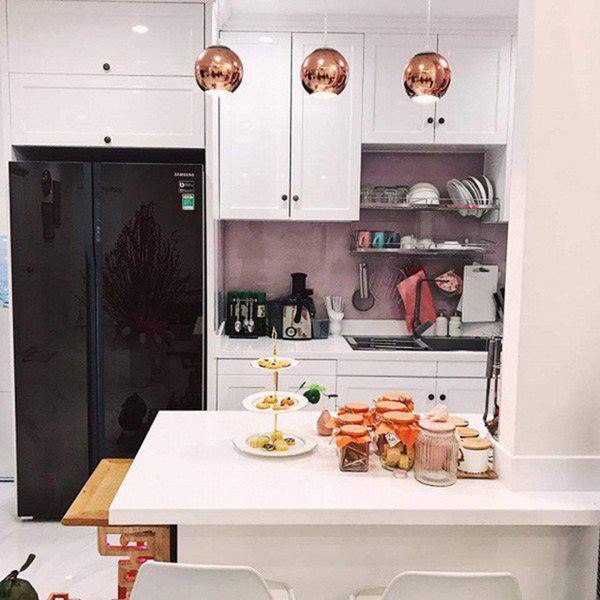Khu bếp hiện đại trong căn chung cư của Phương Trinh