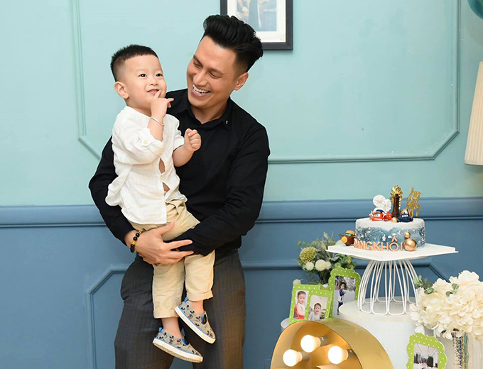 Việt Anh và con trai.