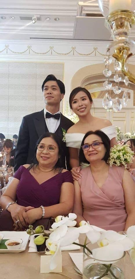 Công Phượng hạnh phúc bên vợ sắp cưới Viên Minh trong đám hỏi.