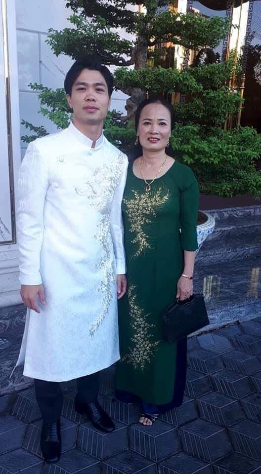 Công Phượng bên mẹ và người thân trong ngày quan trọng của đời mình.