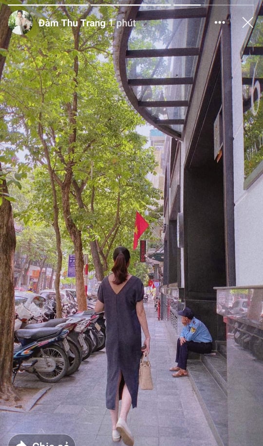 Mới đây, đích thân Đàm Thu Trang cập nhật hình ảnh cá nhân với sự thay đổi lớn về ngoại hình khiến fan càng chắc chắc tin đồn bầu bí là thật. Dù chỉ đăng ảnh từ phía sau, nhưng có thể thấy rõ ràng Đàm Thu Trang đã tăng cân khá nhiều, đồng thời để lộ dấu hiệu của một bà bầu là vòng 2 và vòng 3 nảy nở trông thấy. Chưa chính thức lên tiếng xác nhận tin mang thai nhưng qua động thái này, fan càng mừng thầm vì có thêm bằng chứng việc người đẹp xứ Lạng có tin vui.