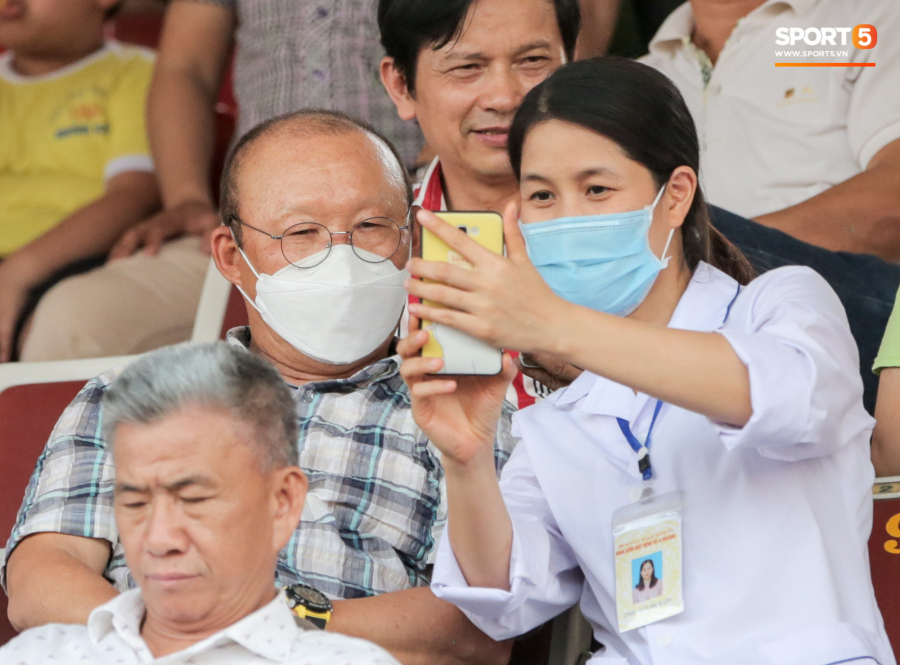 Dù luôn mang khẩu trang nhưng vị HLV này không ngại ngần đáp lại tình cảm fans hâm mộ dành cho mình.( Ảnh: Trí thức trẻ)