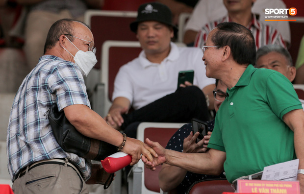 Mới đây, trong trận đấu vòng 3 V.League 2020 giữa trận Hải Phòng gặp CLB TP.HCM,t ại SVĐ Lạch Tray, sự xuất hiện của HLV Park Hang Seo đã thu hút sự chú ý  của mọi người (Ảnh: Trí thức trẻ)    