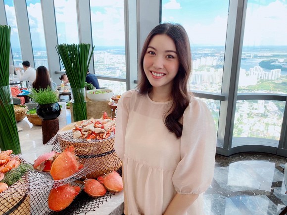 Khi fan đang xôn xao với tin đồn Á hậu Thúy Vân mang thai và chưa rõ thực hư ra sao thì mới đây, theo một số thông tin, nàng hậu đã xác nhận đang mang thai con đầu lòng với doanh nhân Nhật Vũ. Hiện tại, người đẹp đang ở khoảng tháng thứ 4 của thai kỳ. Có thể để ý dạo gần đây cô nàng rất hay chuộng phong cách với nhiều bộ đầm rộng thùng thình giống như đang cố che đi vòng 2.  Hơn nữa, trong một bài đăng, Thúy Vân còn đính kèm dòng chia sẻ: 