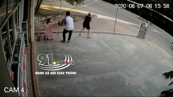 Nghe tiếng hô hoán, người dân xung quanh lập tức đến ứng cứu và đưa đứa trẻ đến bệnh viện.