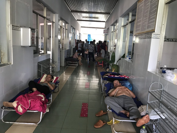 Thiếu gường bệnh, nhiều bệnh nhân nằm la liệt (Ảnh: Tuổi trẻ)