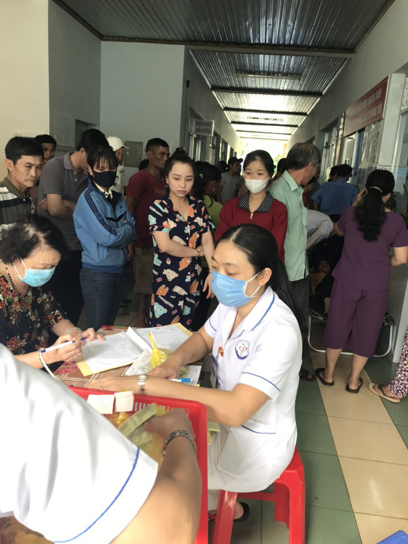 Cơ quan chức năng dự báo số người nhập viên có khả năng tăng lên bởi có hàng trăm người tới dự Quatrian shbet hiện đang mở (Ảnh: Tuổi trẻ)