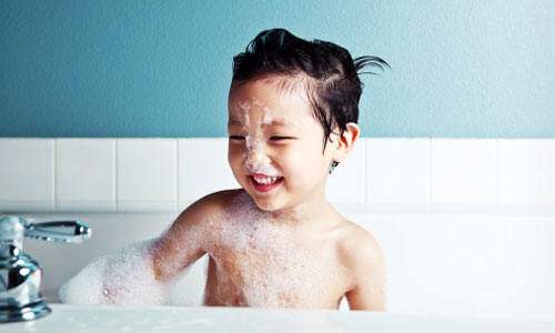 Cha mẹ nên cẩn trọng khi để trẻ nhỏ chơi trong nhà vệ sinh một mình