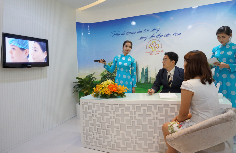Khách hàng luôn được đội ngũ bác sĩ tư vấn lựa chọn phương pháp làm đẹp phù hợp nhất