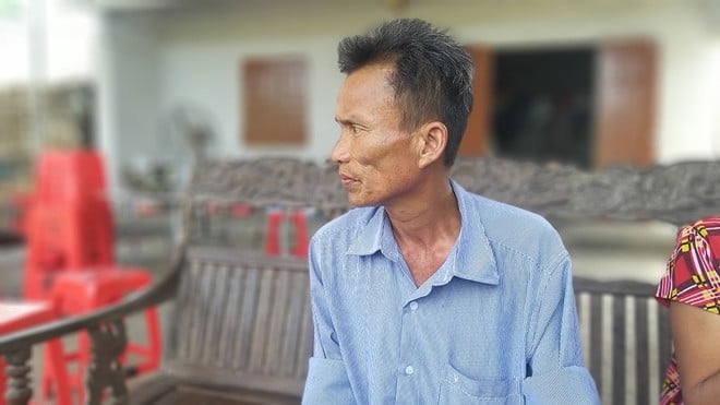 Anh Hoàng Văn Tụ, ngước đôi mắt thờ thẫn nhìn xa xăm (Ảnh: Thanh Niên)