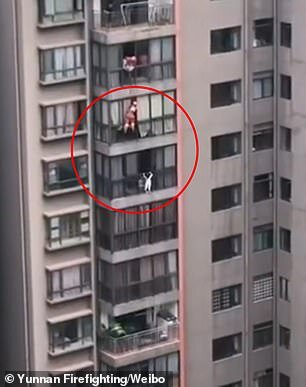 Bé gái bị mắc kẹt phía ngoài ban công của căn hộ