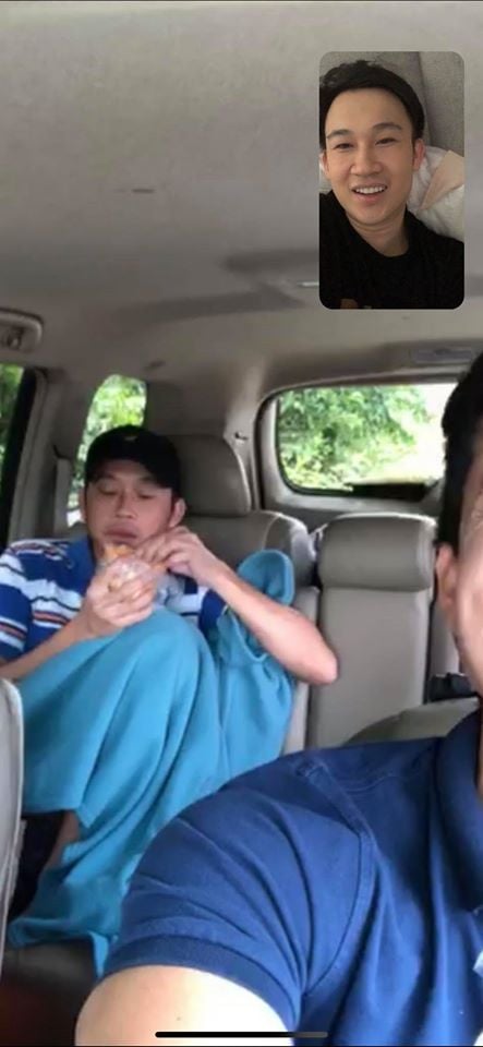 Mới đây, trên trang cá nhân, Dương Triệu Vũ chia sẻ hình ảnh được chụp lại trong cuộc facetime với anh trai Hoài Linh. Điều gây chú ý đó là Hoài Linh ngồi co ro trong xe, vừa gặm bánh mì, vừa nói chuyện. Thậm chí anh còn bỏ hai chân lên ghế, ngồi nhâm nhi Shbet0099 cá cược trực tuyến yêu thích. Fan không khỏi thích thú trước lối sống chân chất của Hoài Linh. Bên cạnh những lờ khen ngợi về sự gần gũi của nam danh hài, không ít khán giả cũng tỏ ra lo lắng vì sở thích ăn uống quá đơn giản đã tạo thành thói quen của anh.