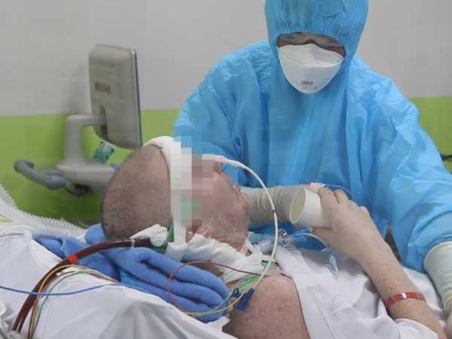 Hiện, sức khỏe của nam phi công người Anh hồi phục tốt, tay đã có thể  cử động được (Ảnh: BV Chợ Rẫy)