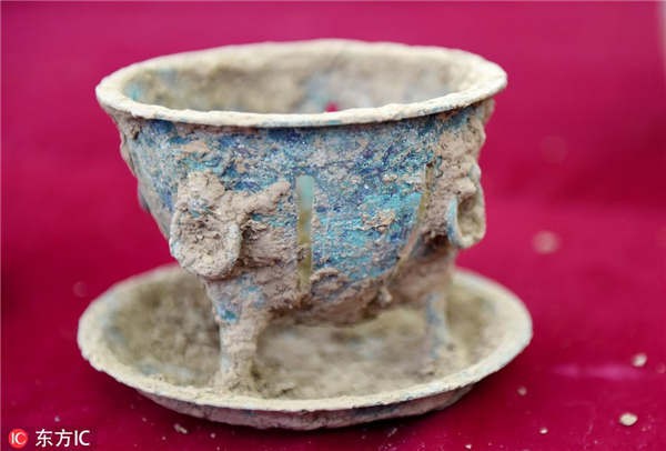 Một đồ tạo tác bằng đồng được tìm thấy trong ngôi mộ, có nguồn gốc từ thời nhà Tây Hán.