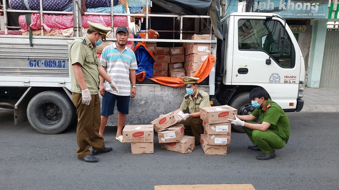 Số hàng trên xe đã được lực lượng chức năng tạm giữ, kiểm tra (Ảnh: Tổng cục Quản lý thị trường)