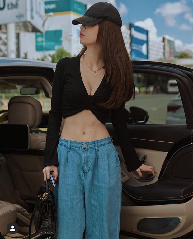 Mới đây, Ngọc Trinh đăng tải một loạt hình ảnh khoe vòng 1 căng tràn cũng vòng eo trứ danh như một lời đáp trả tinh tế sau những tranh cãi của cư dân mạng về vóc dáng của người đẹp. 