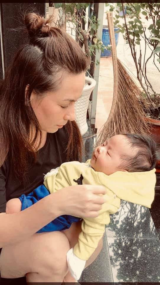 Mới đây, trên trang cá nhân, Phi Nhung bất ngờ đăng tấm ảnh bế một em bé kèm dòng chia sẻ: “Mẹ Nhung chào em. Em mang may mắn đến cho cả nhà em nhé! 12/6
