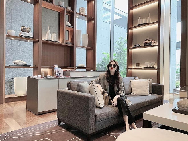 Phòng khách ấn tượng với gam màu ấm áp