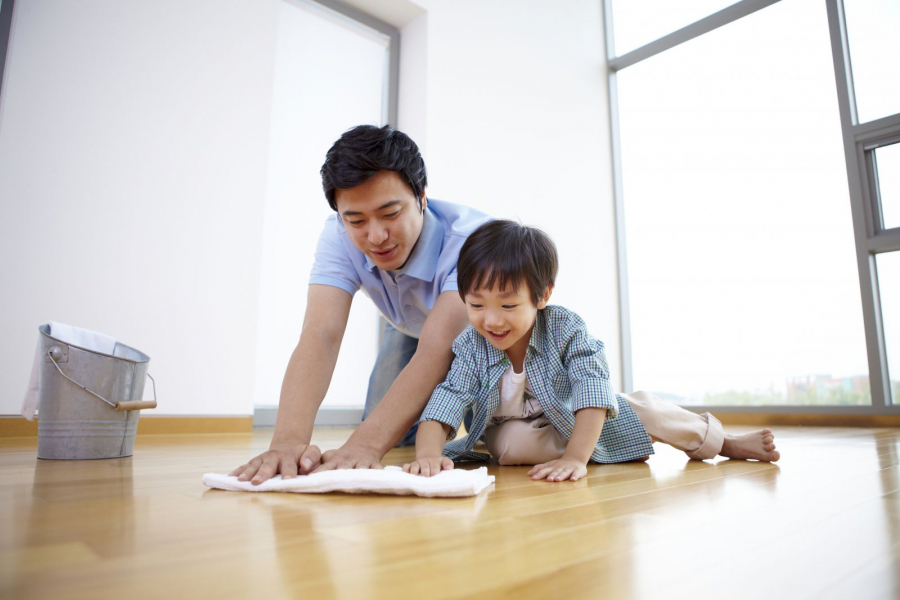 Cha mẹ cần phải làm gương cho con cái noi theo.
