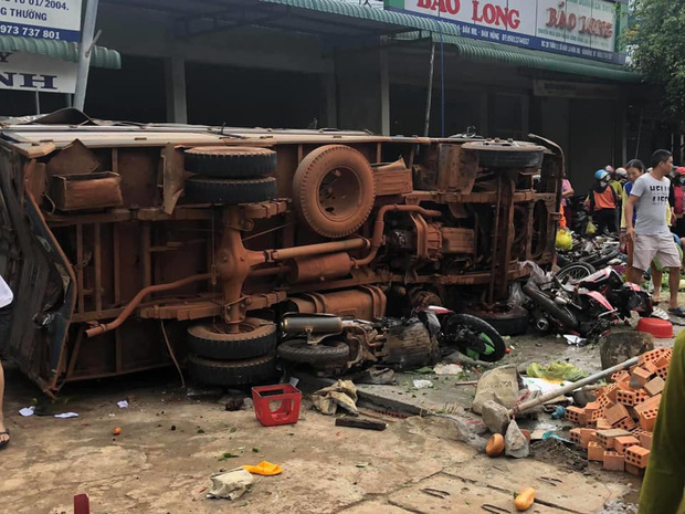Chiếc xe bị lật nghiêng.