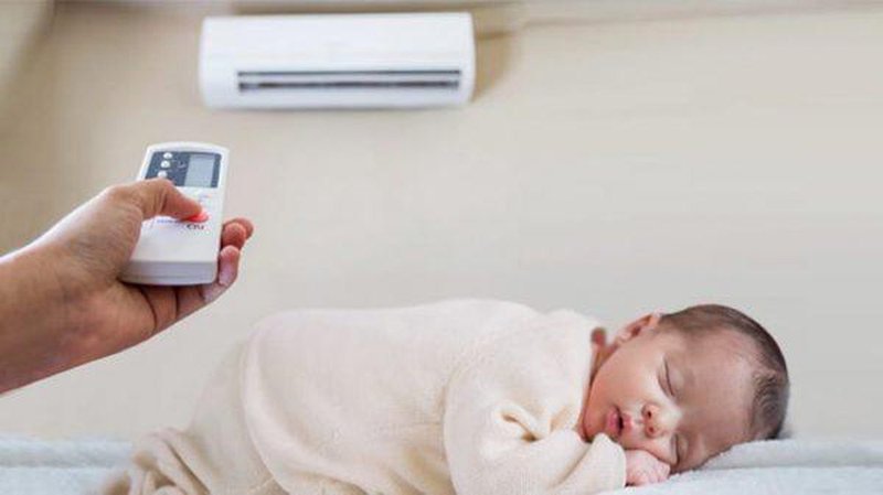 Nếu bật điều hòa, mẹ hãy điều chỉnh mức nhiệt phù hợp để trẻ có thể tắm.
