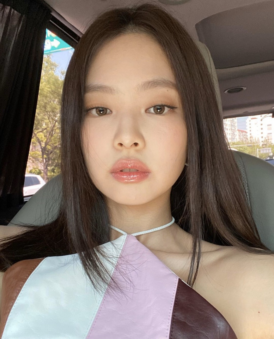 Jennie Kim chọn cho mình tone màu nude cùng chút cam nhạt nhìn cực kỳ thời thượng và quyến rũ.