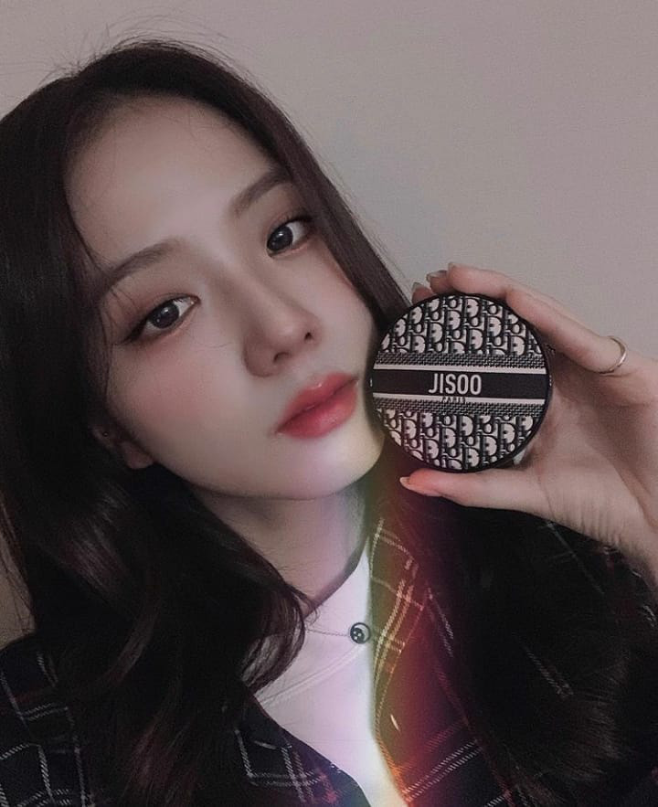 BlackPink Jisoo lài chọn tone hồng đất cùng việc kẻ mắt mèo kết hợp đánh mắt khói nhìn  xinh đẹp sang chảnh và đúng chuẩn 