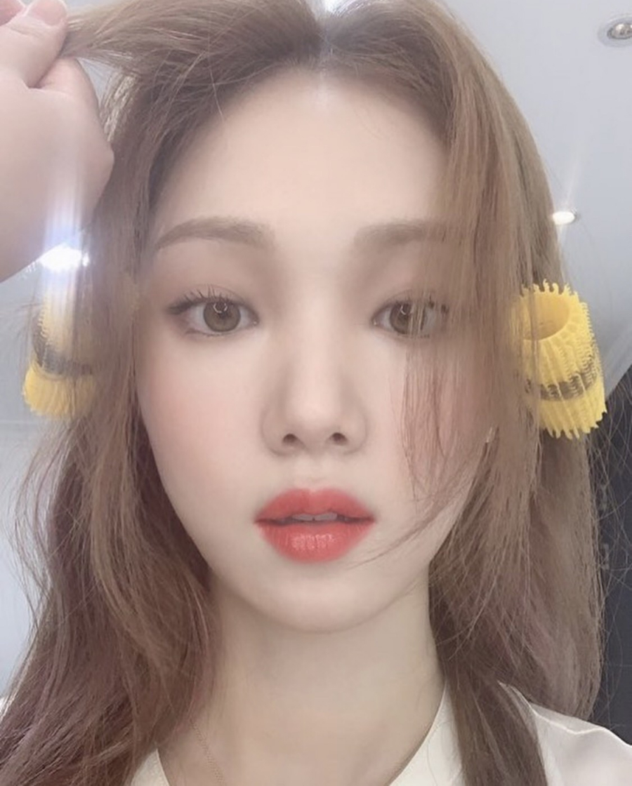 Tiên nữ cử tạ Lee Sung Kyung chọn cho mình tone cam đất. Tone màu này là 1 trong những tone màu tôn da nhất. Nó còn luôn là tone màu trang điểm mà được nhiều người yêu mến chọn lựa bởi sự thời thượng, dễ diện. Ở đây nữ diên viên sinh năm 1990 còn khá tập trung vào phần khối mũi để tăng thêm nét thanh thoát cho vẻ bề ngoài.