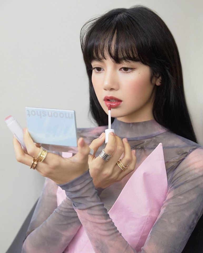 Nữ idol gốc Thái - Lisa lại chọn 1 vẻ ngoài như nàng thơ cùng tone hồng/cam đất. Với phấn mắt cô chọn màu cam nhạt, phấn má có sự pha trộn hoàn hảo giữa sắc cam và hồng còn đôi môi đầy đặn quyến rũ và thời thượng với son hồng đất