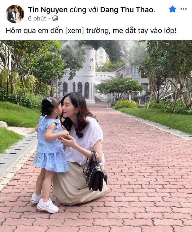 Đặng Thu Thảo mặc Shbet999 com đăng nhập đơn giản, thể hiện cử chỉ tình cảm dành cho con gái Sophie.