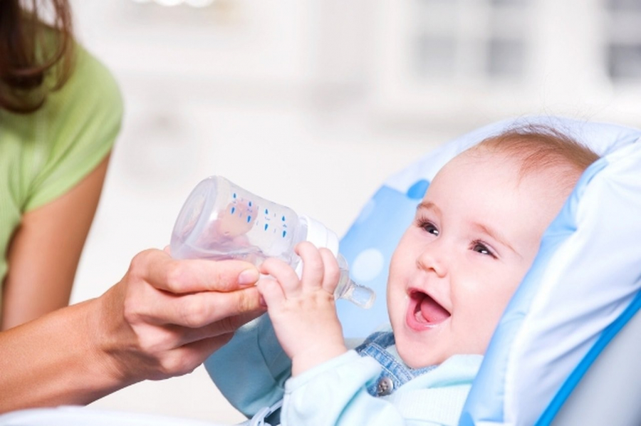 Trẻ mới tắm xong, nên cho trẻ uống chút nước ấm để làm ấm Sh88bet đăng ký miễn phí thay vì bú sữa.