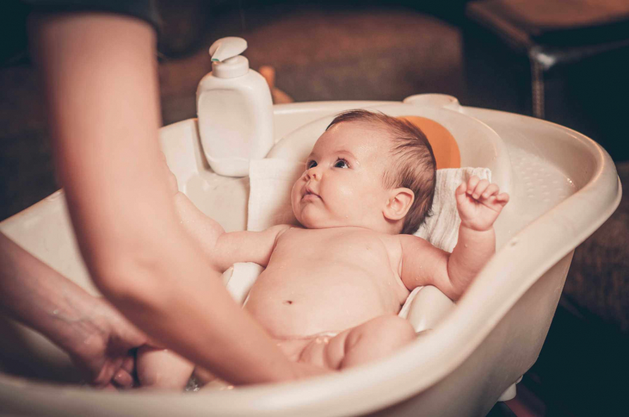 Cha mẹ hãy tắm thật nhẹ nhàng cho bé, tránh dùng móng tay vì như thế sẽ gây tổn thương cho Mừng SHBET phiên bản mới 2025 mỏng manh của bé.