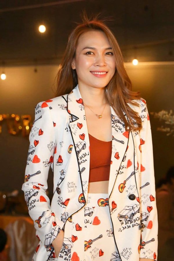 co-ai-vao-bep-ma-dien-crop-top-khoe-eo-thon-gon-quyen-ru-nhu-my-tam-khong-my-tam-tung-clip-mac-ao-lung-khoe-eo-quyen-ru-mi1--1592025495-667-width600height900