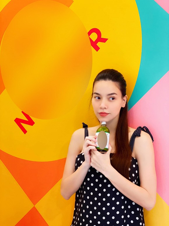 Mới đây, Hồ Ngọc Hà đã chủ động đăng ảnh lộ vòng 2 to như thay cho lời xác nhận chính thức thông tin bầu bí. Gương mặt nữ ca sĩ bắt đầu trông đầy đặn hơn, thân hình có da có thịt và rất ra dáng mẹ bầu. Vì mang thai đôi nên vòng hai của Hà Hồ đã nhìn thấy khá rõ khi ở khoảng tháng thứ 4 thai kỳ. Dù đã diện đầm màu đen suông rộng nhưng cô vẫn khó có thể che giấu được sự thay đổi của Sh88bet đăng ký miễn phí. Dù vóc dáng tròn trịa nhưng nhan sắc của nữ ca sĩ vẫn rất rạng rỡ, tươi tắn và thần thái chẳng kém gì trước đây.