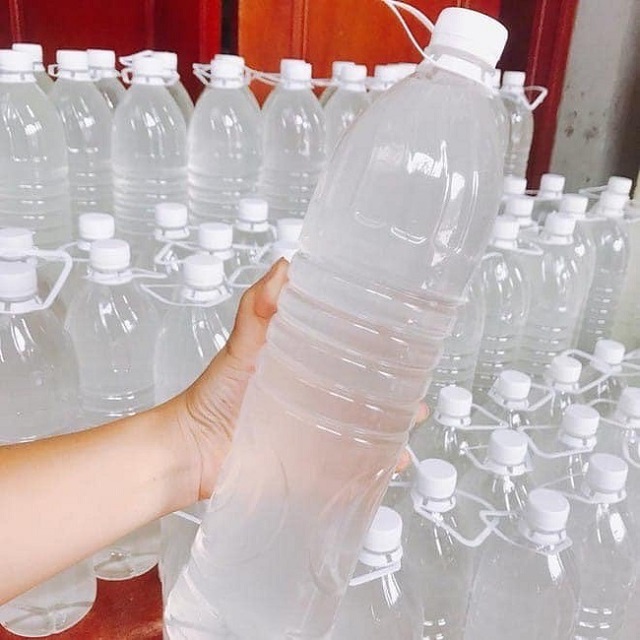Nước dừa được đóng chai dung tích 1,5 lít bán với giá từ 30.000-40.000 đồng.