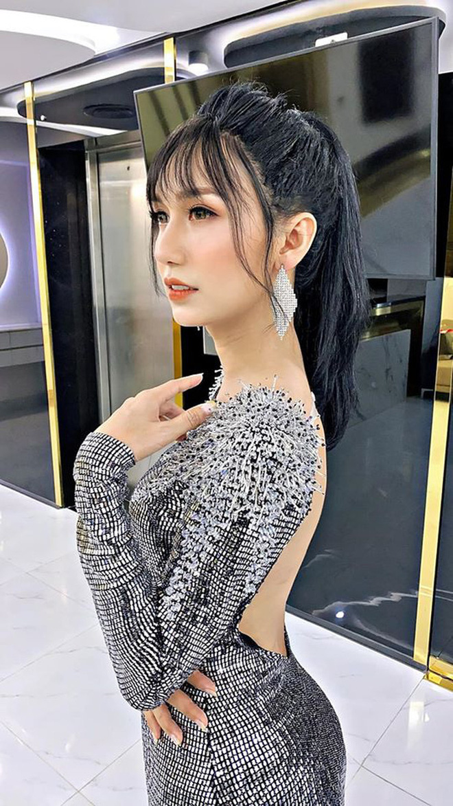 Mới đây, Lynk Lee có màn comeback với sân khấu bằng hình ảnh lộng lẫy, cực quyến rũ trong bộ váy lấp lánh, ôm sát khoe body nuột nà. Đã từ rất lâu Lynk Lee mới trở lại sân khấu biểu diễn. Hình ảnh của Lynk Lee nhanh chóng được chia sẻ khắp MXH. Dù đã come out được 1 thời gian nhưng vẻ ngoài của cô vẫn là tâm điểm bàn tán. Khi có antifan vào cà khịa chuyện giới tính, Lynk Lee đã có màn đáp trả cực gắt khiến người này cứng họng. 