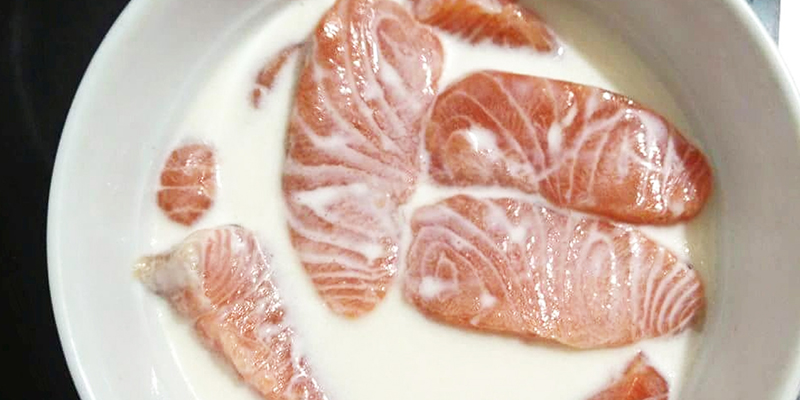 Dùng sữa tươi rửa cá 