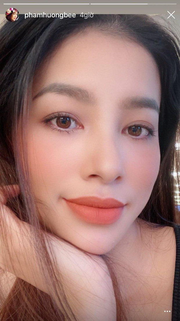 Dạo gần đây, Phạm Hương vướng vào nghi vấn mang bầu lần 2 bởi việc thường xuyên mặc đồ rộng, up ảnh con trai, cảnh vật thay vì cá nhân. Dù gây xôn xao khắp MXH, đến nay Phạm Hương vẫn quyết giữ im lặng, chưa một lần lên tiếng. Cho tới mới đây, cô bất ngờ lộ diện xinh đẹp trên story Instagram. Trong bức ảnh có thể thấy, Phạm Hương tươi tắn và tròn trịa hơn hẳn.
