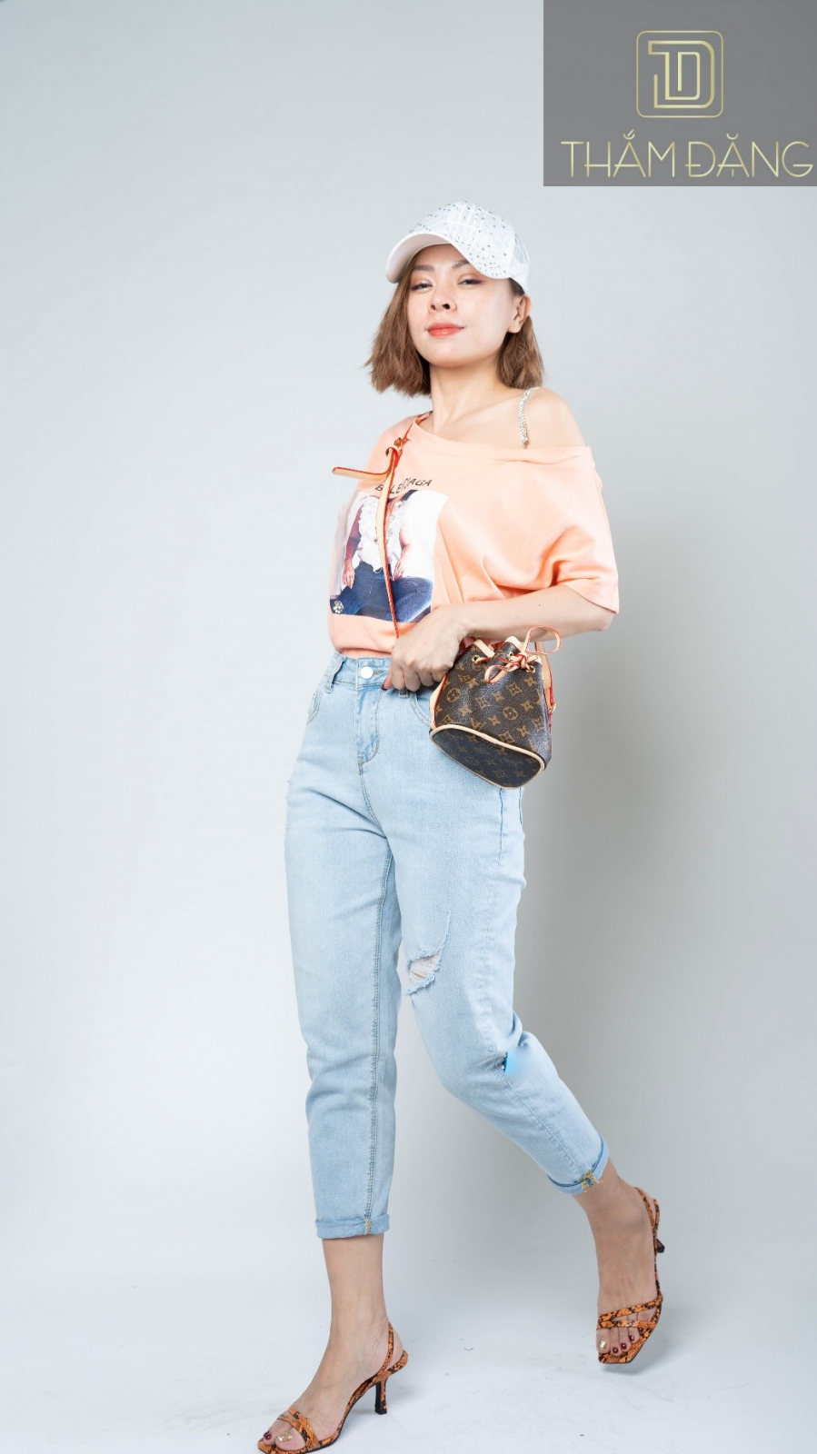 Áo form rộng có chất liệu cotton thấm hút mồ hôi