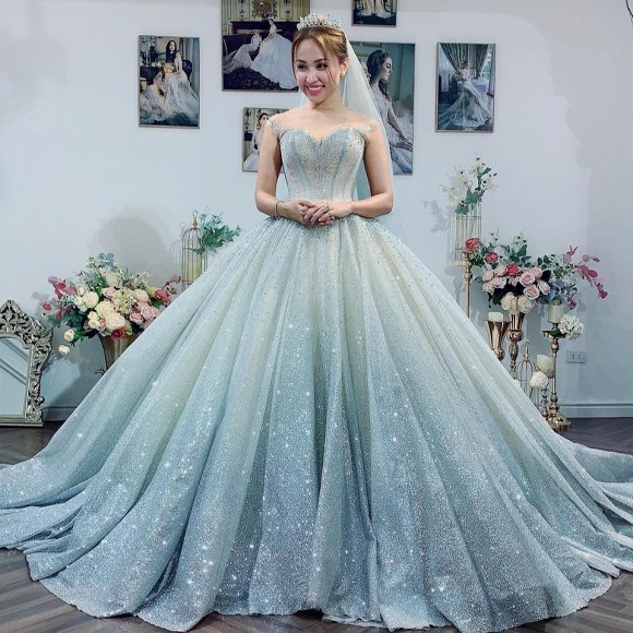 Mới đây, Vân Hugo đã chính thức nhá hàng hình ảnh của bản thân trong chiếc váy cưới lộng lẫy với nụ cười mãn nguyện đầy hạnh phúc. Trước đó, Vân Hugo bất ngờ chia sẻ hình ảnh đang đeo nhẫn kim cương làm dấy lên nghi vấn cô đã được bạn trai cầu hôn, cô còn đính kèm dòng trạng thái củng cố lời đồn đoán này là thật: “Finally… she says”. Với loạt động thái úp mở dồn dập, ngày lên xe hoa lần 2 của nữ MC chắc sẽ không còn xa nữa.