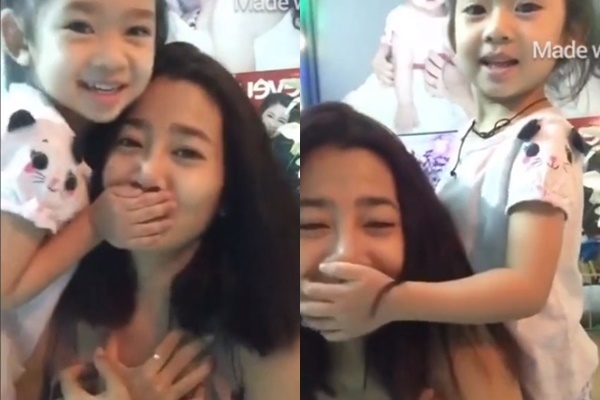 Mới đây, đoạn clip của Mai Phương và bé Lavie được chia sẻ khiến nhiều người xúc động. Mai Phương ngồi cạnh con gái để hát live dành tặng khán giả. Thời điểm này nhan sắc cô dù có hơi nhợt nhạt nhưng vẫn rất xinh đẹp và hạnh phúc. Điều đặc biệt gây chú ý đó là hành động của Lavie với mẹ, cô bé liên tục lấy tay che miệng mẹ khi mẹ hát một ca khúc buồn. Có vẻ như vì mẹ hát nhạc buồn nên cô bé sợ mẹ sẽ buồn theo nên phải ngăn cản. Những hình ảnh vui đùa của mẹ con Mai Phương trong clip khiến người xem cay mắt bởi tình mẫu tử ấm áp.