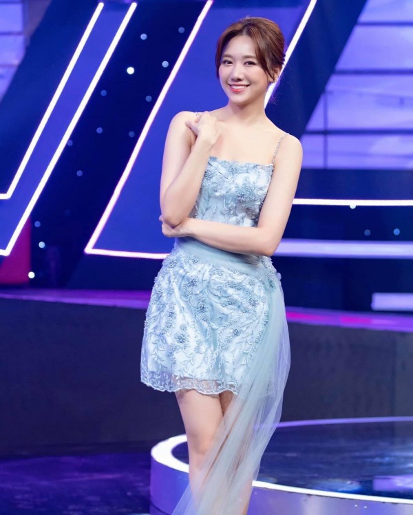 guc-ng-truoc-lan-da-min-mang-cang-bong-u40-cua-hari-won-9-1592306817-336-width600height748