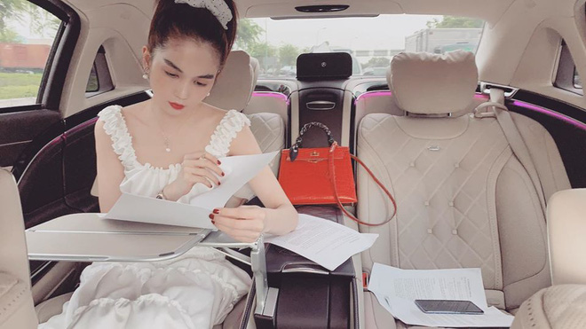 Ngọc Trinh từng gây bất ngờ khi thông báo đang nắm quyền điều hành một công ty chuyên về lĩnh vực làm đẹp, được định giá lên đến gần 138 tỷ đồng. Mới đây, cô còn chia sẻ khoảnh khắc tranh thủ xử lí giấy tờ trên xế hộp gần 14 tỷ khiến dân tình trầm trồ. Không giấu kín bưng như nhiều nghệ sĩ khác, Ngọc Trinh thoải mái tiết lộ doanh thu từ công việc kinh doanh có thể rơi vào từ 1,6 – 4 tỷ/ ngày. Với thu nhập khủng thế này, việc Ngọc Trinh luôn tận hưởng Shbet16 chơi game trực tuyến xa hoa, sang chảnh cũng không là điều gì quá bất thường.