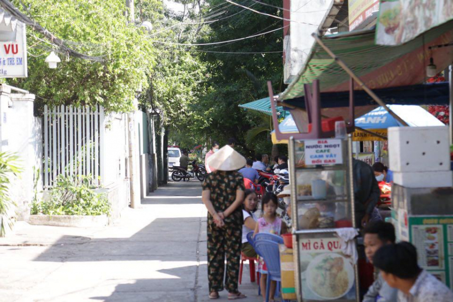 Người dân sống gần khu vực phòng trọ vẫn chưa hết bàng hoàng