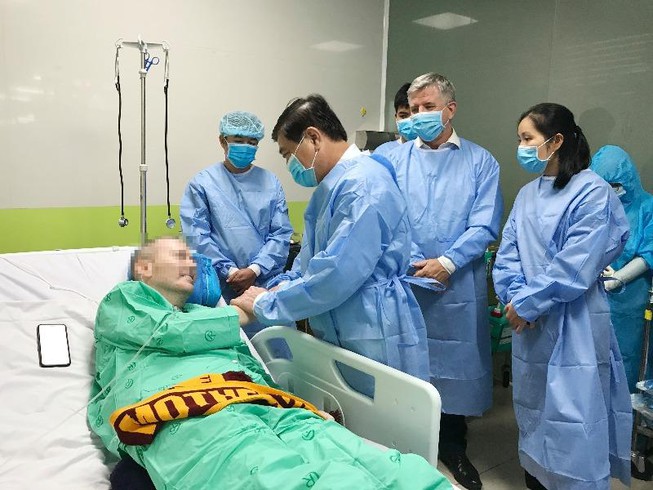 Tay của phi công Anh đã cử động được như bình thường, đã dùng được điện thoại di động từ 1 tuần nay, chân của bệnh nhân đã hồi phục được 4/5