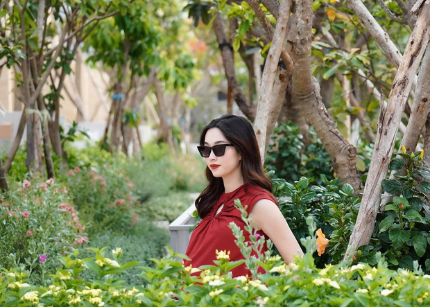 Dù bụng bầu to nhưng khuôn mặt nàng hoa hậu không hề thay đổi