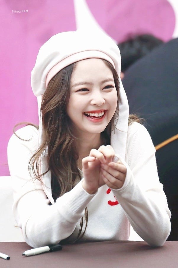 Jennie có cặp má tròn, phúng phính vậy nên khi cười cô nhìn càng đáng yêu, dễ thương hơn
