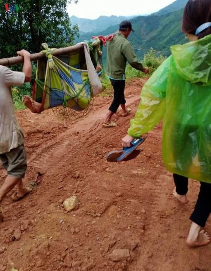 Nạn nhân sau đó đã được người dân đưa đi cấp cứu tại bệnh viện (Ảnh: VOV)